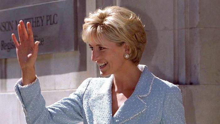 LONDON, UNITED KINGDOM - APRIL 21:  Diana, Princess Of Wales, Leaving The British Lung Foundation In Hatton Garden After Being  Presented With A Bouquet Of The First Rose Named After Her. Diana's Suit Is Designed By Fashion Designer Chanel And She Is Carrying A Handbag Designed By Fashion Designer Lana Marks.  (Photo by Tim Graham Photo Library via Getty Images)