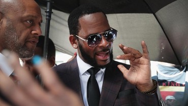 img-title Benar-benar Memalukan, R Kelly Didakwa Bersalah Kasus Pornografi Anak