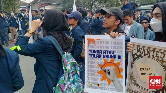 Mulanya demo berpusat di depan Gedung DPRD Jawa Barat, namun mereka bergerak dan memblokade Jalan Dago hingga kendaraan tak bisa melintas.