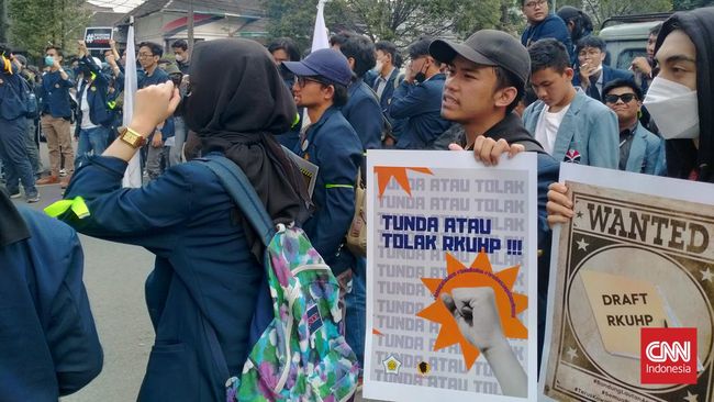 Tolak RKUHP, Mahasiswa Bandung Blokade Jalan Dago Mulanya demo berpusat di depan Gedung DPRD Jawa Barat, namun mereka bergerak dan memblokade Jalan Dago hingga kendaraan tak bisa melintas.
