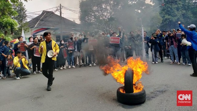 Mahasiswa dari berbagai kampus di Bandung menggelar unjuk rasa menolak RKUHP yang akan dibahas pemerintah dan DPR.