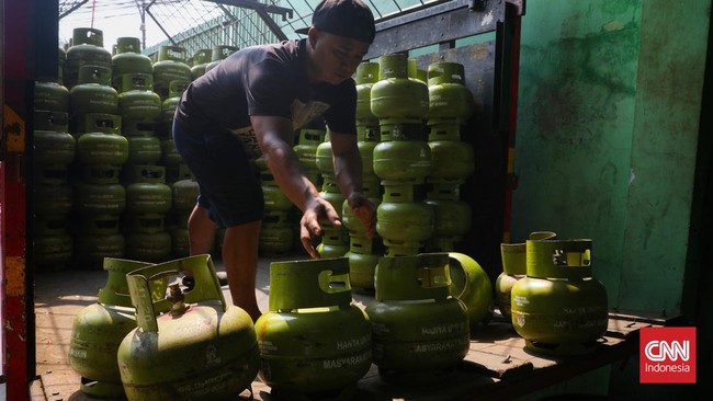 Agen LPG 3 kg mengeluhkan susahnya meminta KTP pembeli saat masa uji coba. Ketentuan ini resmi berlaku pada 1 Juni 2024.