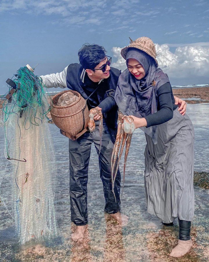 Ria Ricis sedang mengandung buah hati pertamanya, nih Bunda. Memasuki trimester akhir, Ricis terlihat aktif berenang bahkan dengan kostum putri duyung lho.