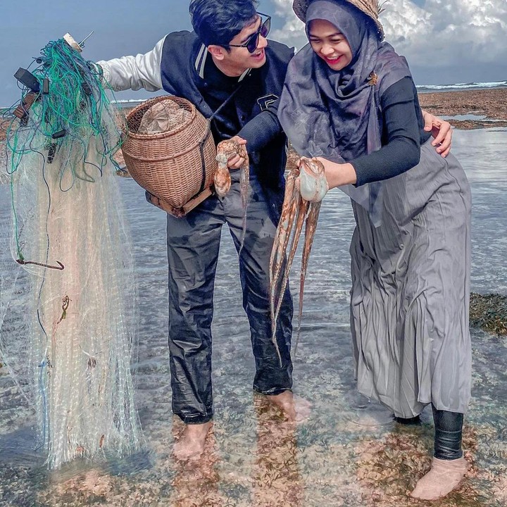 <p>Masuki usia kehamilannya sudah memasuki 7 bulan atau trimester 3, Ria Ricis masih terlihat aktif berkegiatan lho. Baru-baru ini Ricis bersama sang suami, Teuku Ryan, pergi untuk baby moon di Bali. Keduanya terlihat bahagia menghabiskan waktu bersama-sama sambil menanti kelahiran anak pertama mereka. (Foto: Instagram @teukuryantr)</p>