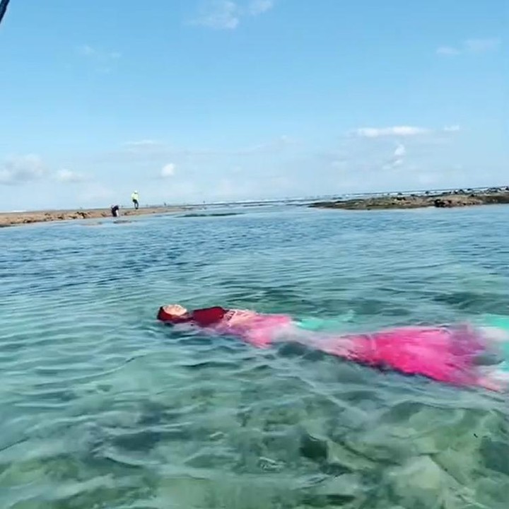 <p>Ria Ricis memang dikenal memiliki hobi berenang ya Bunda. Bahkan dengan perut besarnya, Ricis masih bisa lho berenang dengan lincah menggunakan kostum mermaid. (Foto: Instagram @riaricis1795)</p>