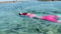 <p>Ria Ricis memang dikenal memiliki hobi berenang ya Bunda. Bahkan dengan perut besarnya, Ricis masih bisa lho berenang dengan lincah menggunakan kostum mermaid. (Foto: Instagram @riaricis1795)</p>