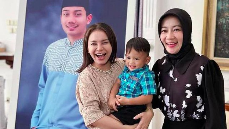 Rossa kunjungi keluarga Ridwan Kamil