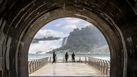FOTO: Spot Baru Nikmati Air Terjun Niagara dari Terowongan Seabad
