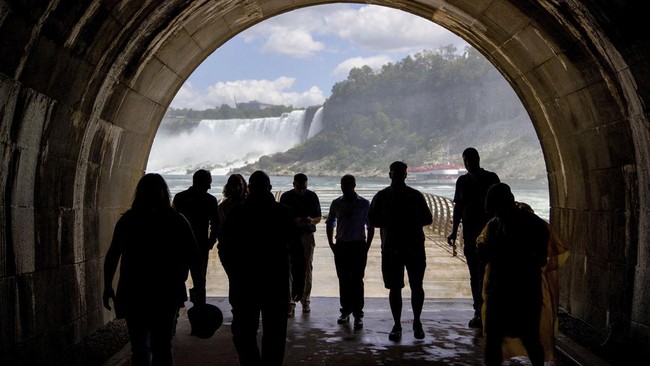FOTO: Spot Baru Nikmati Air Terjun Niagara dari Terowongan Seabad