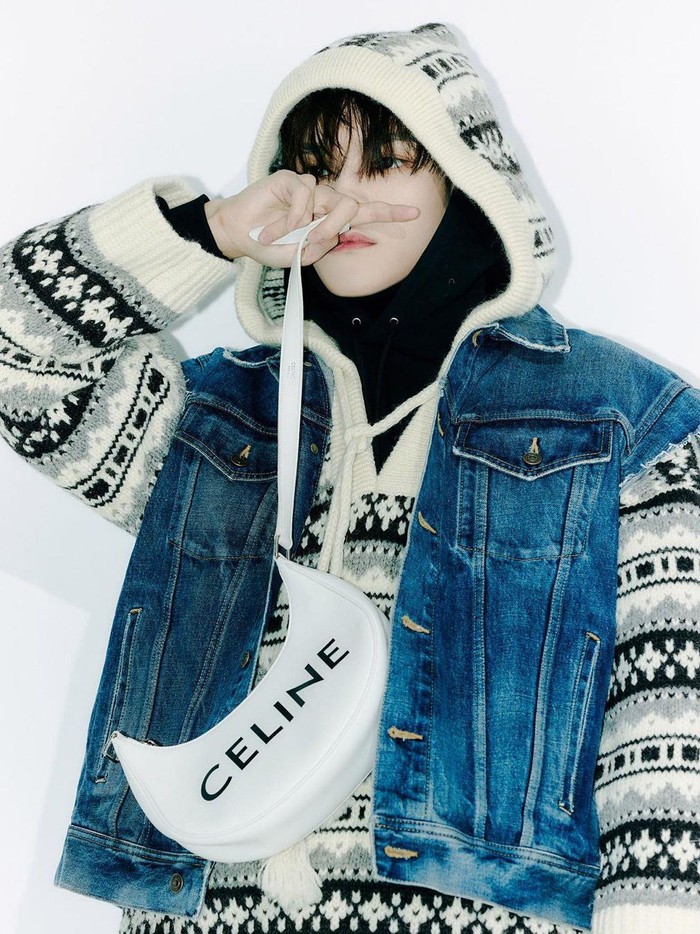 Taeyong juga dikenal sebagai member NCT dengan taste fashion yang sangat modis. Di beberapa kesempatan, ia pun terlihat menarik dengan berbagai outfit yang dikenakan. Bahkan, Taeyong juga sempat tampil dalam cover majalah W Magazine Korea yang berkolaborasi dengan brand mewah Celine./ Foto: instagram.com/taeoxo_nct