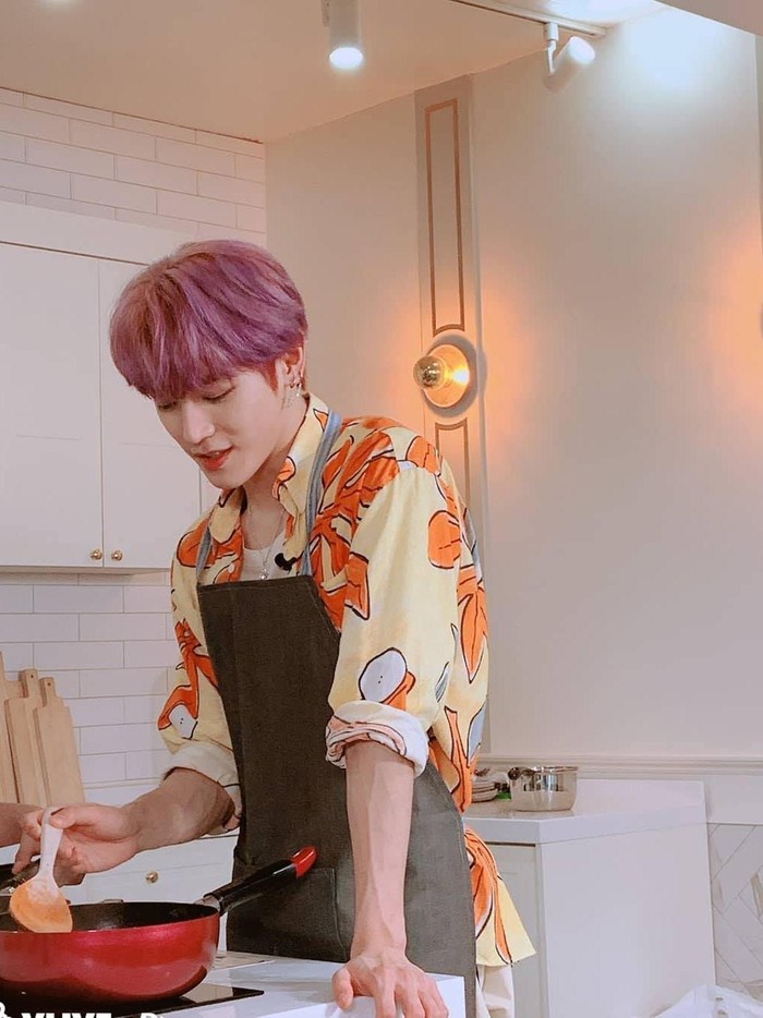 Pria penyuka warna merah muda ini juga punya hobi memasak, lho. Di berbagai kesempatan, Taeyong sering menunjukkan kemampuan memasaknya yang luar biasa. Ia juga sering memasakkan makanan untuk para member lainnya, dengan hasil masakan yang lezat serta dekorasi yang menggugah selera!/ Foto: Naver x Dispatch