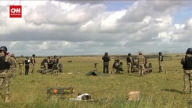 VIDEO: 450 Tentara Ukraina 'Lulus' Pelatihan Artileri di Inggris