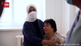 VIDEO: Momen Iriana Jokowi Peluk Korban Perang di RS Kyiv Ukraina