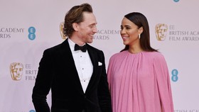 Tom Hiddleston dan Zawe Ashton Sambut Kelahiran Anak Pertama