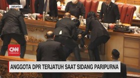 VIDEO: Usai Bacakan Laporan, Anggota DPR Jatuh Tergeletak Dilantai