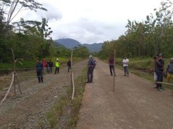 Lahan Diserobot Perusahaan, Warga di Luwu Blokir Jalan Pakai Kawat Berduri