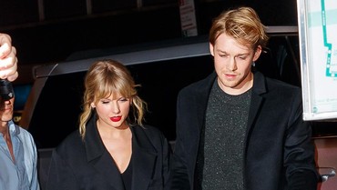 img-title Taylor Swift dan Joe Alwyn Dikabarkan Diam-diam Bertunangan