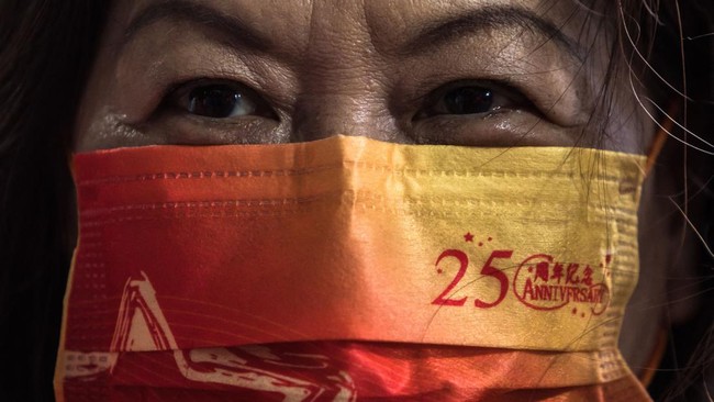 Presiden China Xi Jinping mengunjungi Hong Kong di bawah pengamanan ketat untuk memperingati 25 tahun penyerahan kota itu dari Inggris di tengah pandemi Covid.