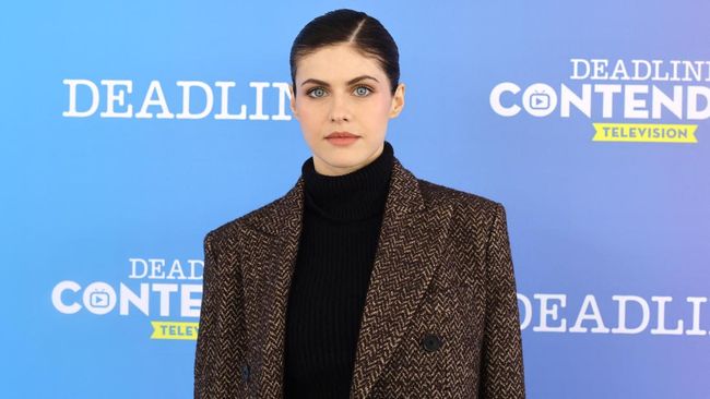 Alexandra Daddario dan Andrew Form Resmi Menikah Aktris Alexandra Daddario resmi menikah dengan produser Andrew Form.