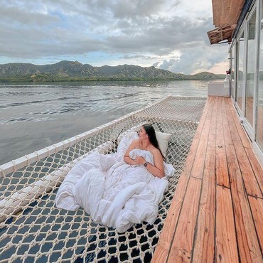 Ibu & Adik Meninggal Tenggelam, 7 Potret Ayu Anjani Liburan di Kapal Disorot