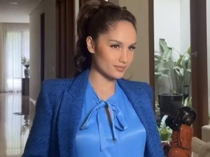 Cinta Laura Pilih Pakai Totebag untuk Bekerja, Ini Isi Tasnya Bun