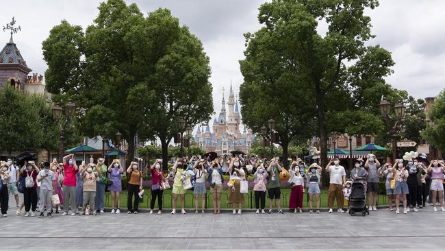 Aktris Hollywood Rebel Wilson sempat dilarang masuk Disneyland selama satu bulan gara-gara foto di area terlarang.