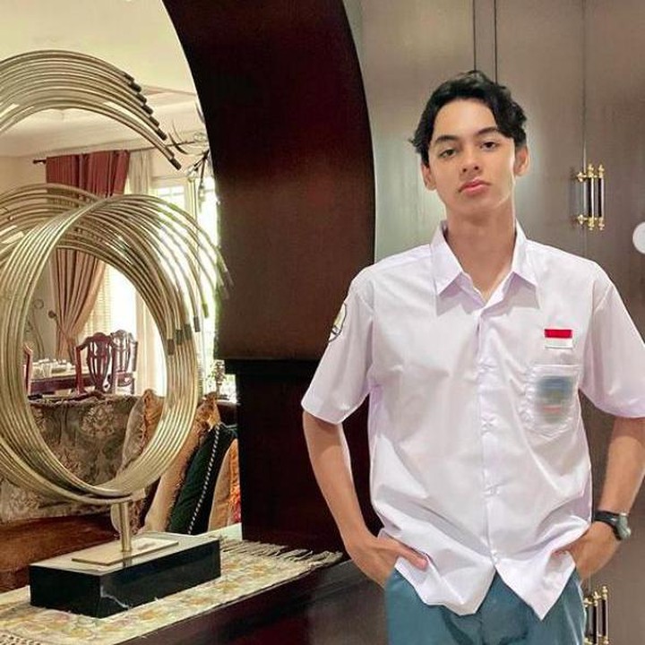 <p>Remaja 17 tahun ini kerap mengunggah potret dirinya di Instagram. Di kolom komentar, banyak netizen memuji ketampanannya. "Gantengnya kelewatan," tutur @nuro****. (Foto: Instagram @fattahsyach)</p>