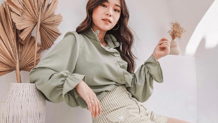 Cewek Bumi Merapat! Ini Inspirasi OOTD dari Molita Lin yang Serba Earth Tone.