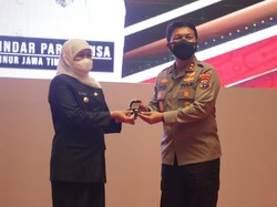Gubernur Jatim Terima Anugerah Pin Emas dan Penghargaan dari Kapolri