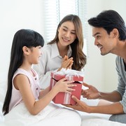 Nggak Boleh Asal, Ini Hal yang Harus Diperhatikan Ketika Memberi Hadiah pada Anak saat Pembagian Rapor