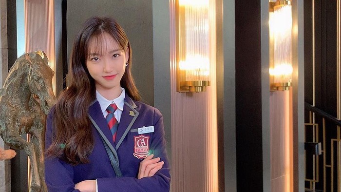 Han Ji Hyun tampil mengintimidasi sebagai putri seorang konglomerat, bernama Joo Seok Kyung. Bukan hanya riasan, tapi outfit yang dipakai artis muda ini difavoritkan penggemar drama Penthouse. Foto : instagram.com/hanjiji54