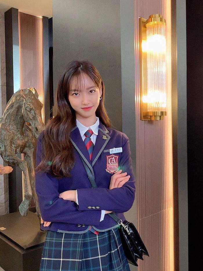 Han Ji Hyun tampil 'mengintimidasi' sebagai putri seorang konglomerat, bernama Joo Seok Kyung. Bukan hanya riasan, tapi outfit yang dipakai artis muda ini difavoritkan penggemar di drama The Penthouse./ Foto: instagram.com/hanjiji54