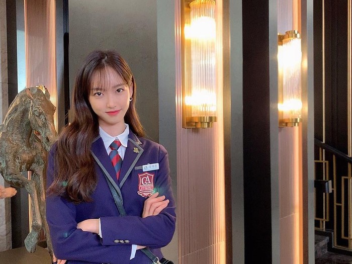 Han Ji Hyun tampil mengintimidasi sebagai putri seorang konglomerat, bernama Joo Seok Kyung. Bukan hanya riasan, tapi outfit yang dipakai artis muda ini difavoritkan penggemar drama Penthouse. Foto : instagram.com/hanjiji54