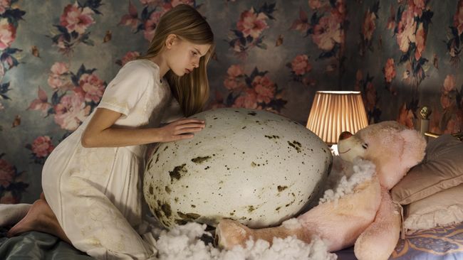 Hatching merupakan film horor asal Finlandia garapan sutradara Hanna Bergholm yang ditulis naskahnya oleh Ilja Rautsi.