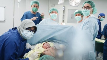 img-title Bahagianya Hikmal Abrar & Nuri Shaden Dikaruniai Anak Ketiga