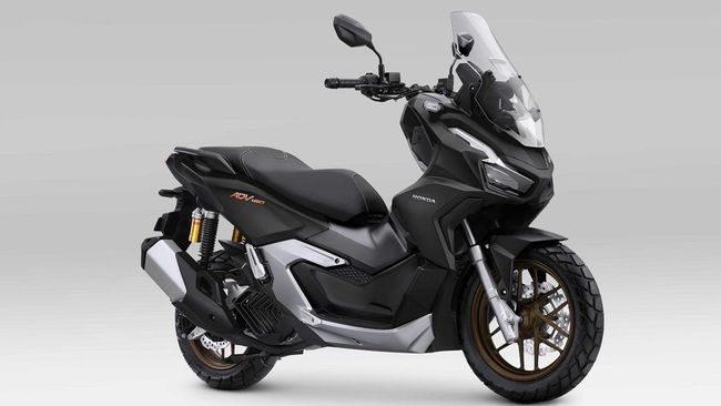 Honda ADV 160 dipasarkan dengan dua tipe, ABS dan CBS. Tipe ABS dipasarkan Rp39,25 juta dan CBS Rp36 juta.