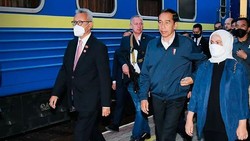 img-title 7 Style Iriana Dampingi Jokowi ke Ukraina, Pakai Hijab & Jaket Bomber