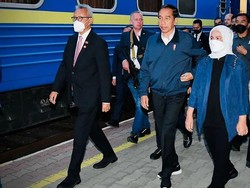 7 Style Iriana Dampingi Jokowi ke Ukraina, Pakai Hijab & Jaket Bomber