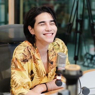 Lirik Lagu Stranger - Jeff Satur