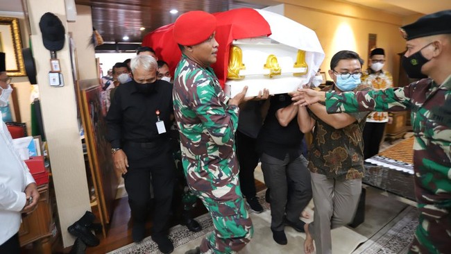 Berdasarkan pantauan CNNindonesia.com pukul 15.50 WIB jenazah Tjahjo dibawa menggunakan peti yang ditutup oleh kain bendera merah putih.