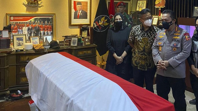 Menpan-RB Tjahjo Kumolo bakal dimakamkan secara militer di TMP Kalibata, Jakarta Selatan, Jumat (1/7). Jenazah saat ini masih disemayamkan di rumah duka.
