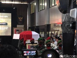 Mahfud Md Lepas Jenazah Tjahjo Kumolo untuk Dimakamkan di TMP Kalibata