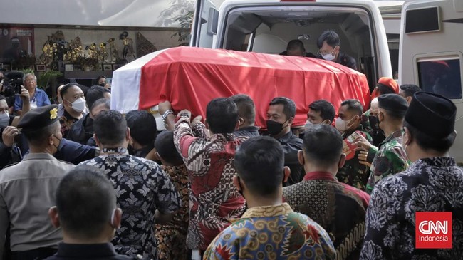 Jenazah Menpan-RB Tjahjo Kumolo telah tiba di Rumah Dinas Widya Chandra Nomor 22, Jakarta, Jumat (1/7). Tjahjo meninggal di RS Abdi Waluyo pukul 11.20 WIB.