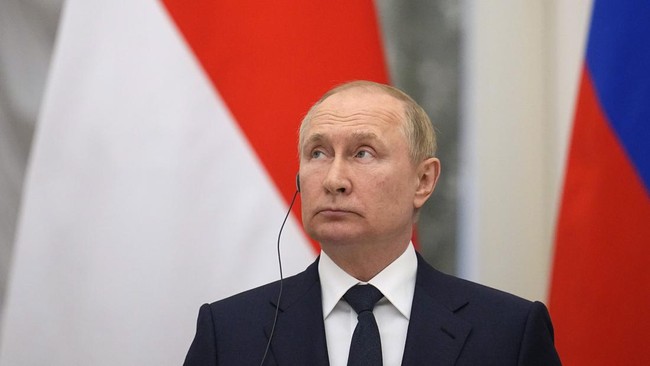 Presiden Rusia Vladimir Putin mengklaim mata uang dolar Amerika Serikat, Euro, hingga Pound Sterling Inggris tak akan laku lagi di perdagangan internasional.