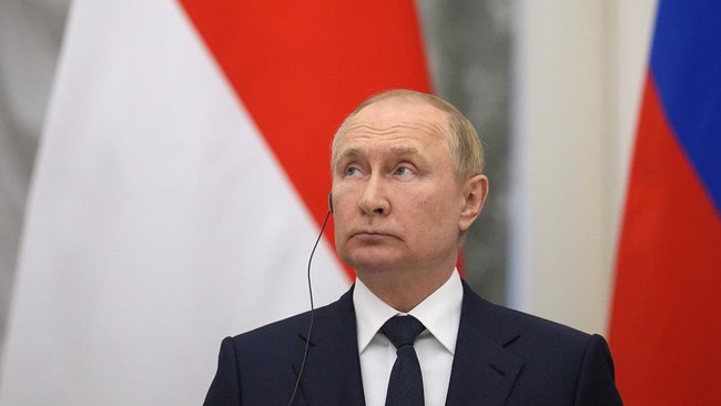 Putin Klaim Dolar AS-Pound Sterling Bakal Tak Laku Lagi di Dunia Presiden Rusia Vladimir Putin mengklaim mata uang dolar Amerika Serikat, Euro, hingga Pound Sterling Inggris tak akan laku lagi di perdagangan internasional.