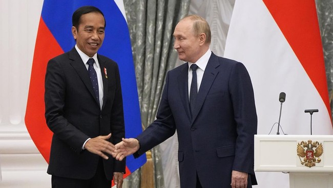 Presiden Joko Widodo dan Presiden Vladimir Putin membicarakan berbagai isu, mulai dari perang hingga pangan, ketika bertemu di Moskow, Rusia, pada Kamis (30/6).