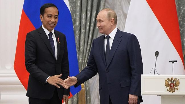 Jokowi ditemani sejumlah pejabat Kemlu RI dan kantor Presiden RI saat melaksanakan misi damai ke Rusia-Ukraina.