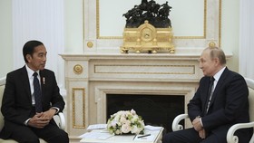 Jokowi saat Temui Putin: Kalau Harus Jarak 5 Meter, Saya Pulang