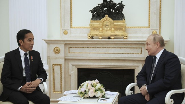Presiden Joko Widodo menceritakan pengalaman bertemu dengan Presiden Vladimir Putin. Ia mengaku ogah bertemu jika saat itu diharuskan menjaga jarak 5 meter.