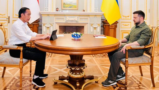 Presiden RI, Jokowi, mengklaim dititipkan pesan oleh Presiden Ukaina, Volodymyr Zelensky untuk Presiden Rusia, Vladimir Putin. saat bertemu di Kyiv.